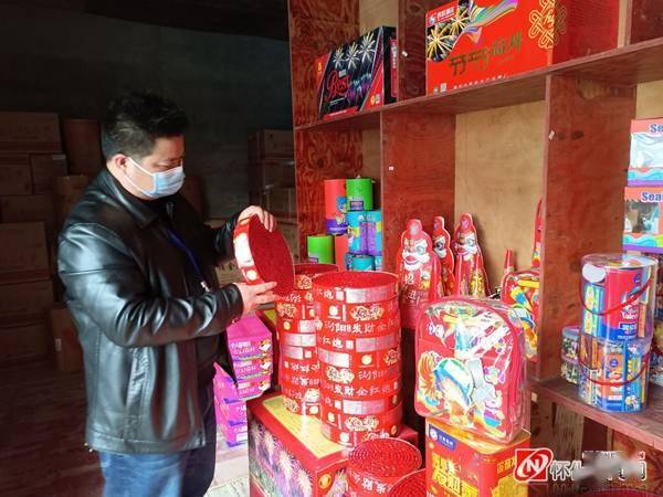 严把质量关 守好安全门——通道县开展节前烟花爆竹专项检查